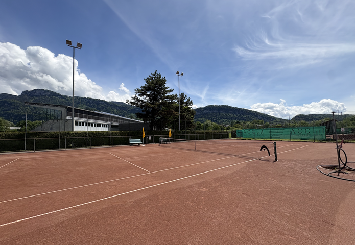 Tennisplatz und Gebäude