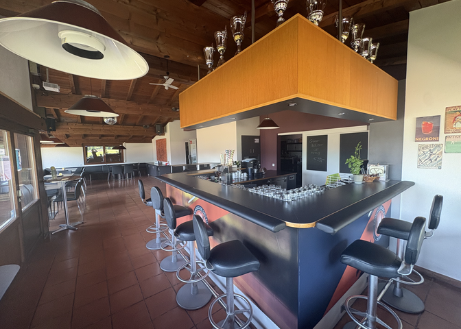 Clubheim Innenraum Bar