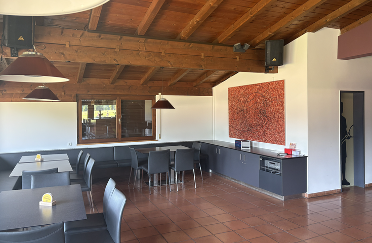 Clubheim Tische
