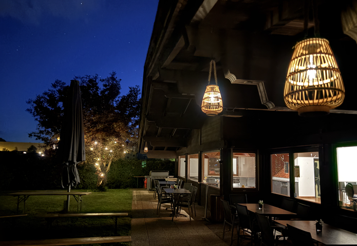 Clubheim Terrasse Nacht