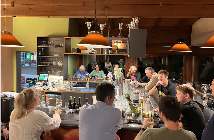 Gäste an der Bar