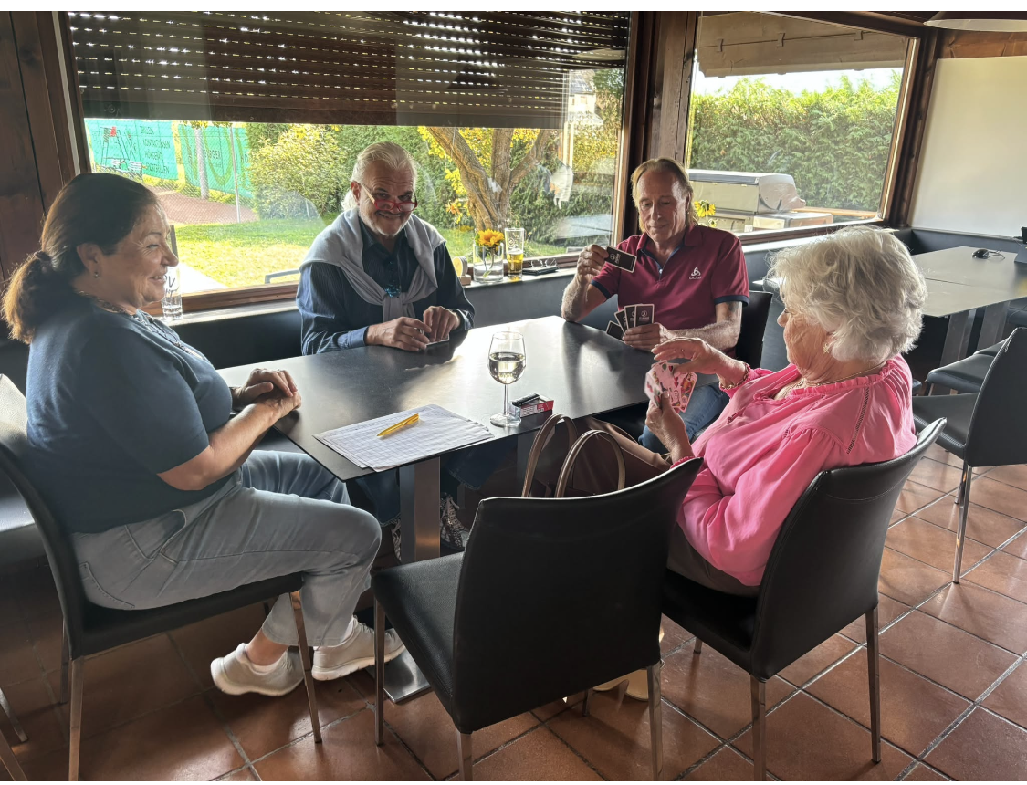 Gemütlicher Ausklang im Clubheim – Kartenspiel
