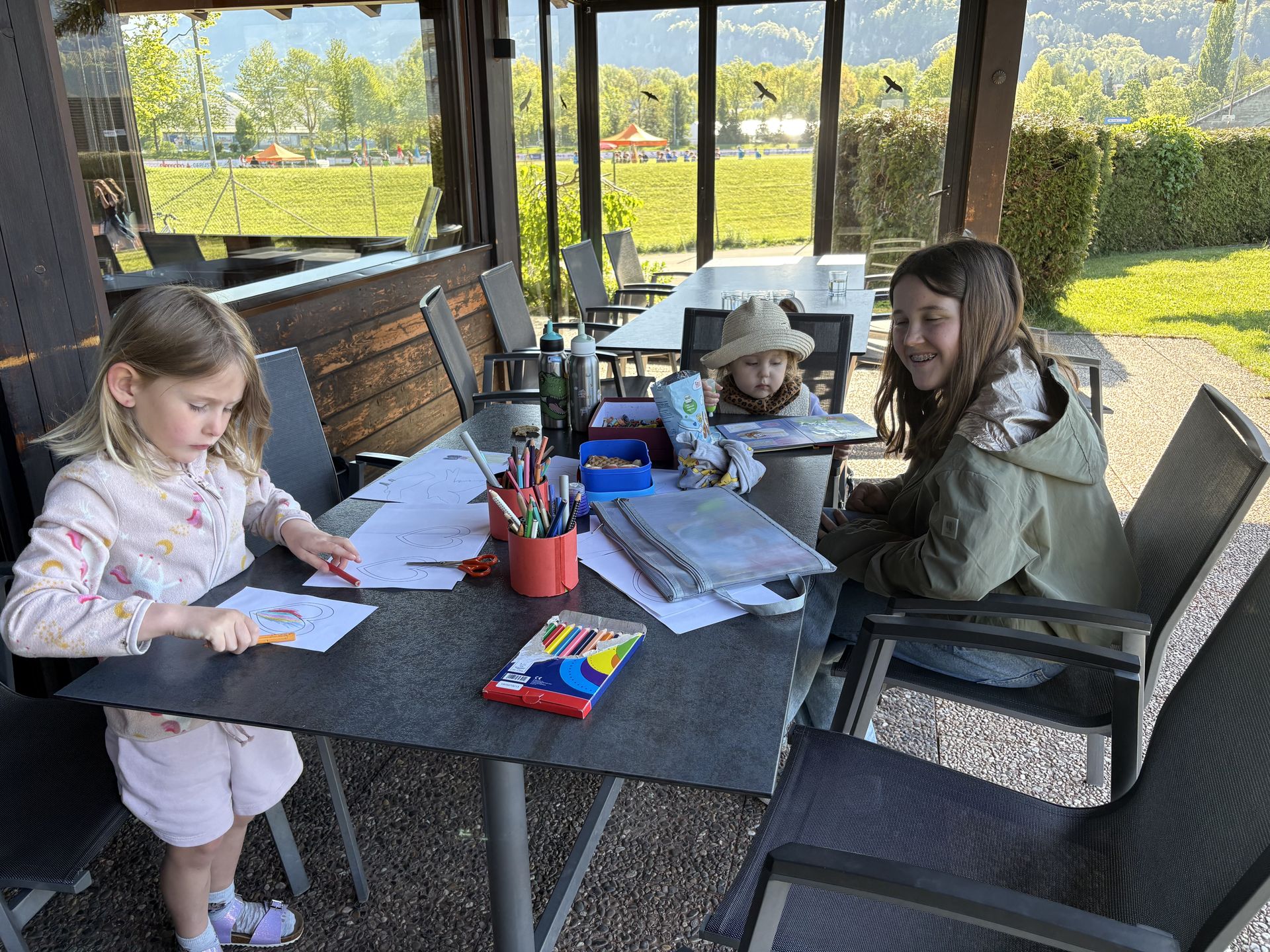 Kinderbetreuung beim Babysitter Tennis