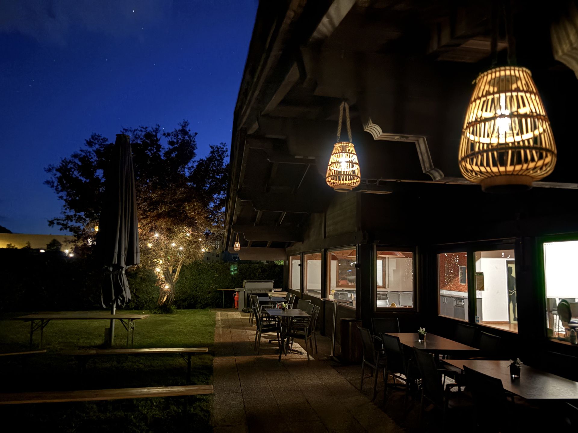 Clubheim & Terrasse am Abend