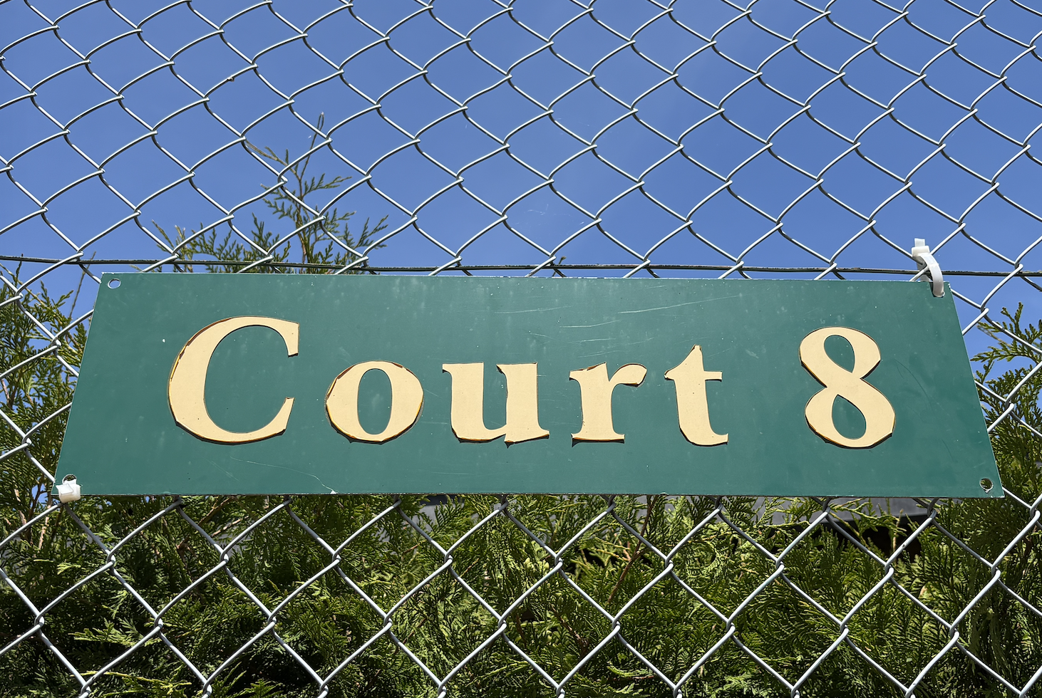 Anlage – Court-Schild