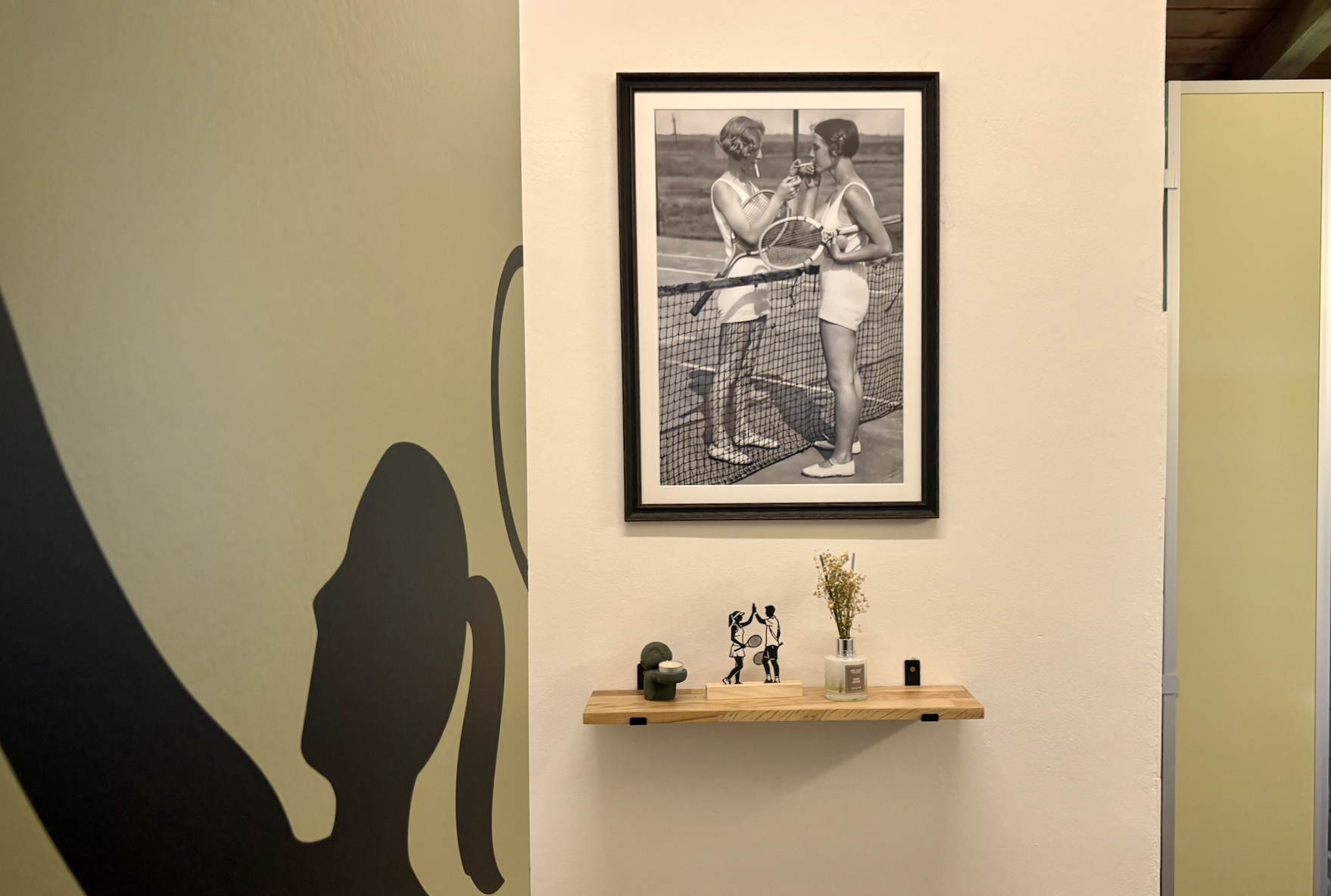 Clubheim – Detail (Foto an der Wand)