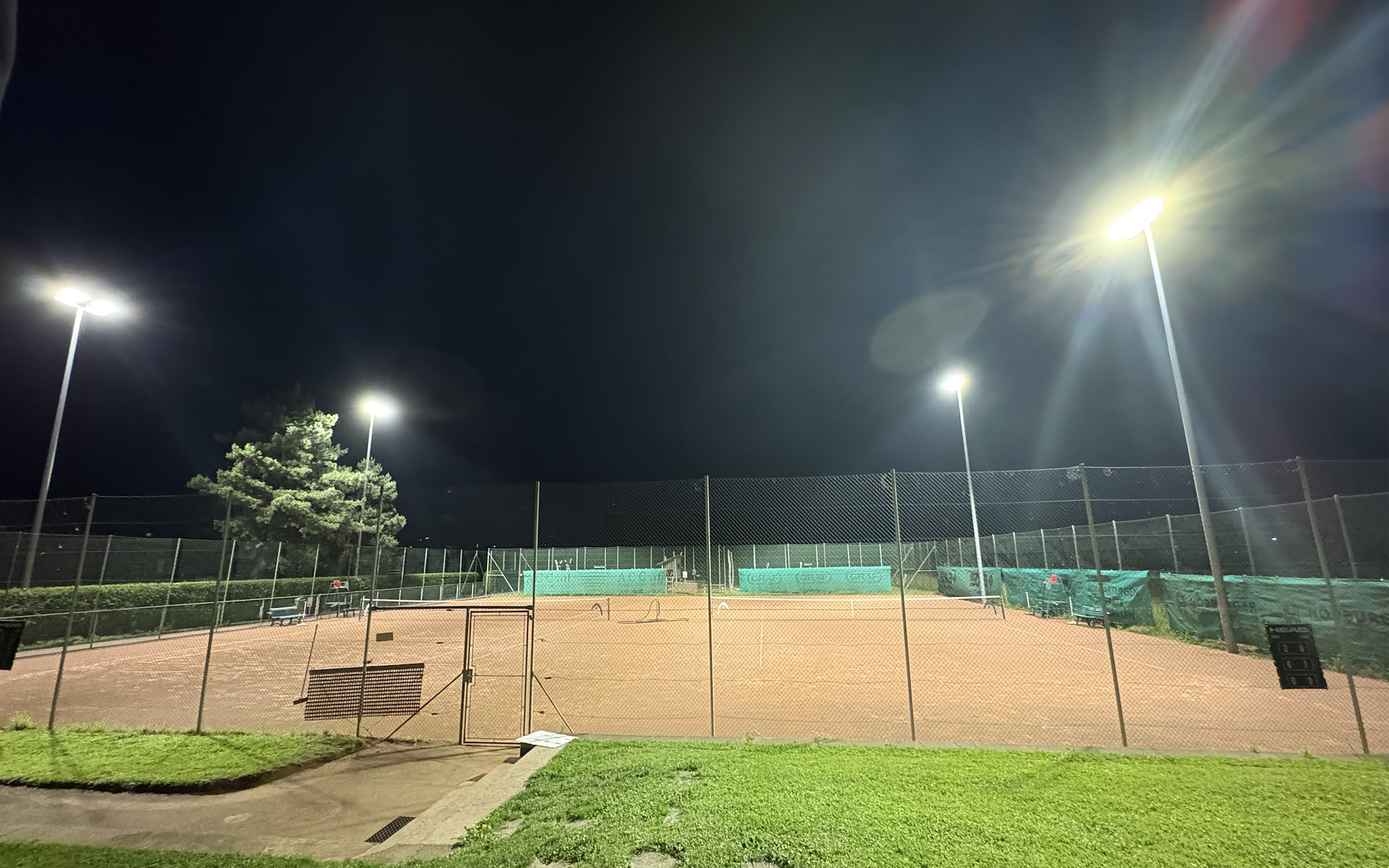 Anlage – Flutlicht am Abend